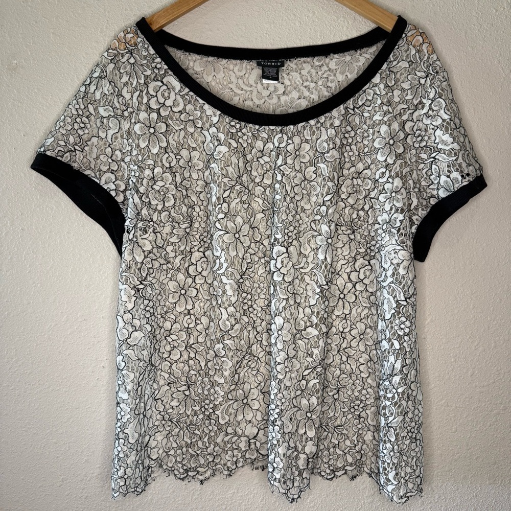 Torrid Sheer Lace Floral Top Short Sleeve White/Black Women’s Size 2X (Torrid 2)